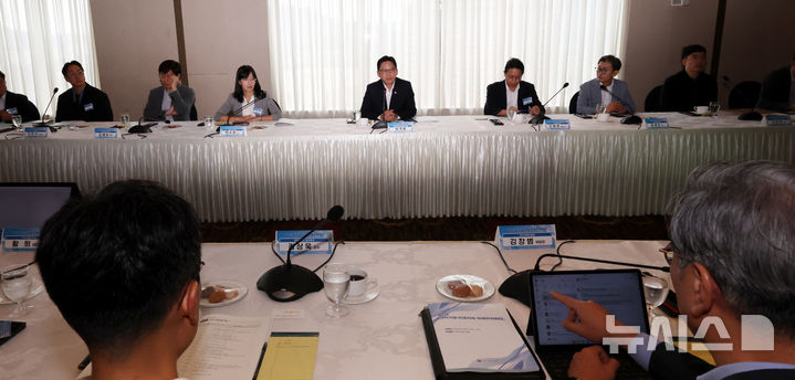 제2차 과학기술·인공지능 미래전략회의 참석한 배경훈 부총리