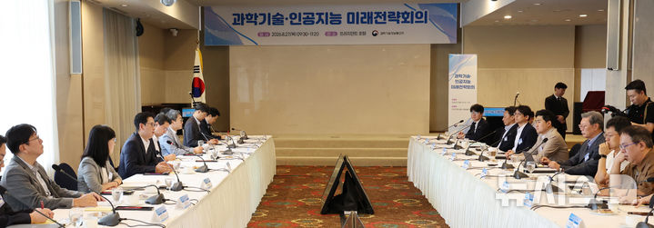 제2차 과학기술·인공지능 미래전략회의 인사말하는 배경훈 부총리