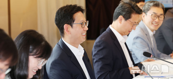 웃음 짓는 배경훈 부총리