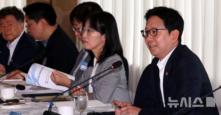 제2차 과학기술·인공지능 미래전략회의 참석한 배경훈 부총리