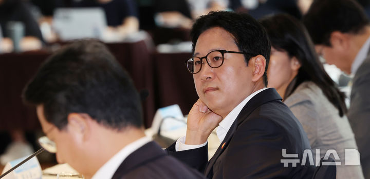 발제 경청하는 배경훈 부총리