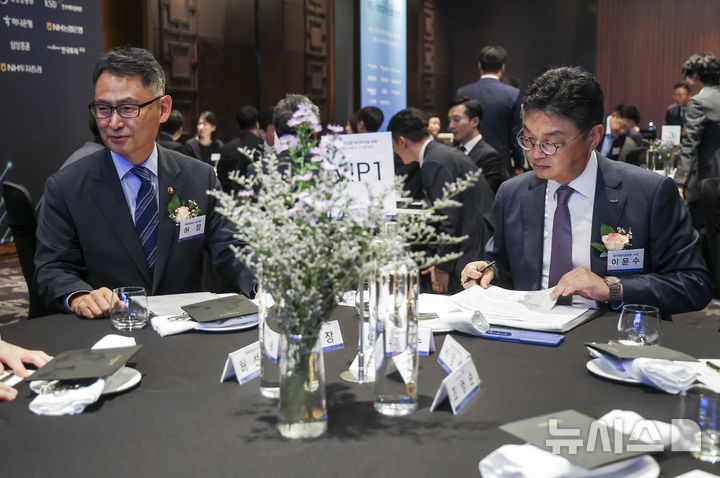 대화 나누는 허장 2차관과 이윤수 사장