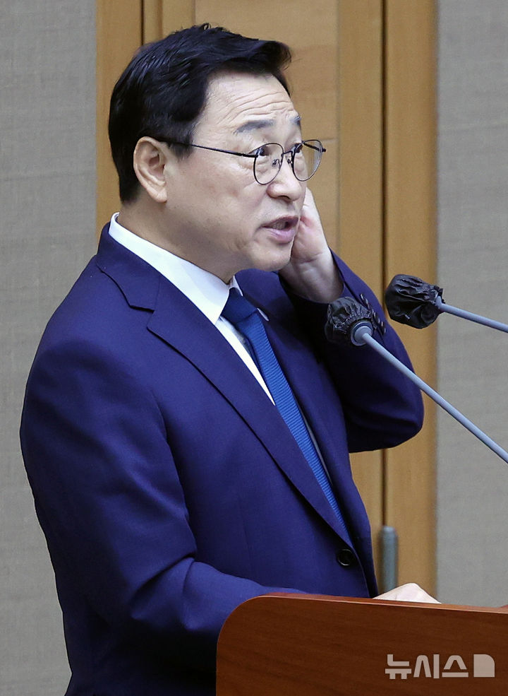 답변하는 정근식 서울시교육감