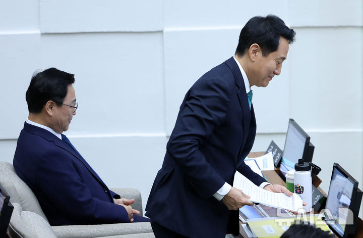 시정질문 참석한 오세훈 시장과 정근식 교육감