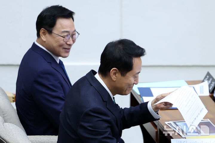 시정질문 참석한 오세훈 시장과 정근식 교육감