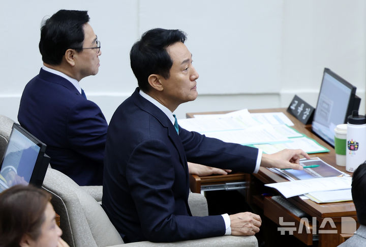 시정질문 참석한 오세훈 시장과 정근식 교육감