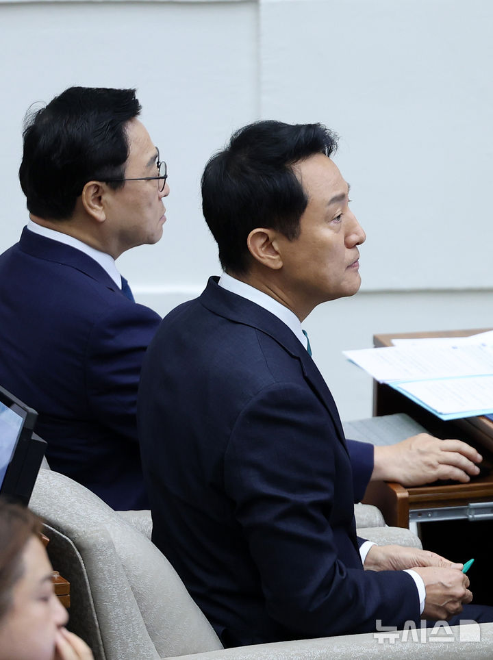 시정질문 참석한 오세훈 시장과 정근식 교육감