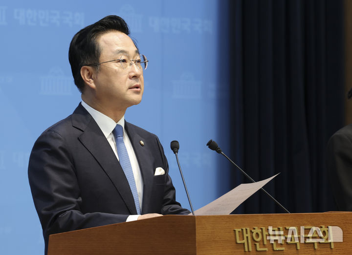 박근혜 전 대통령 국민의힘 연찬회 참석 관련 브리핑하는 박성준 수석대변인