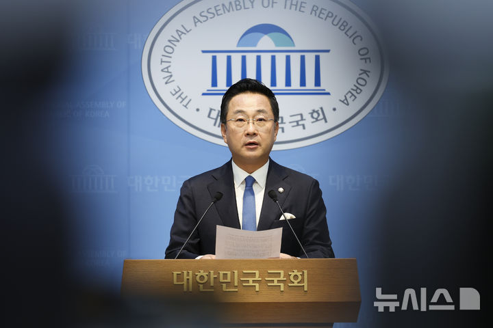 박근혜 전 대통령 국민의힘 연찬회 참석 관련 브리핑하는 박성준 수석대변인