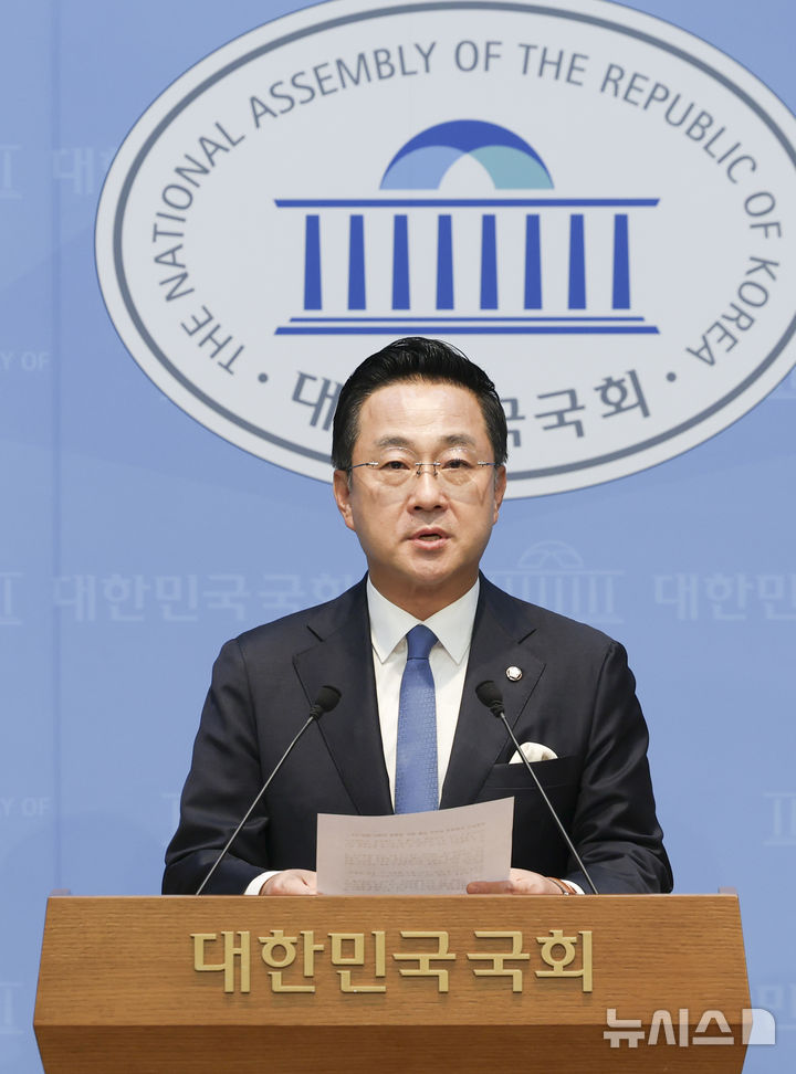 발언하는 박성준 민주당 수석대변인