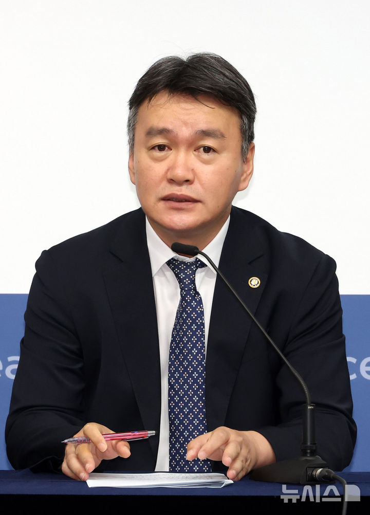 이종욱 관세청장, 국제우편 마약 밀수 통제배달 수사 성과 브리핑