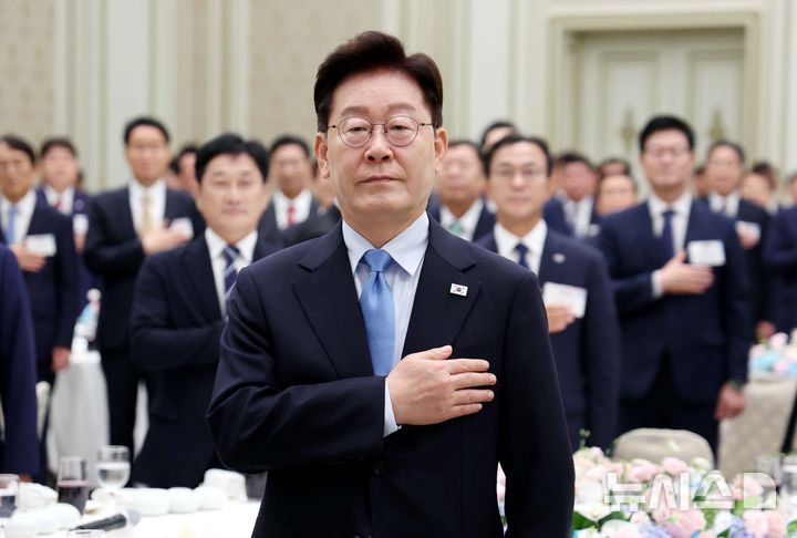 국민의례 하는 이재명 대통령