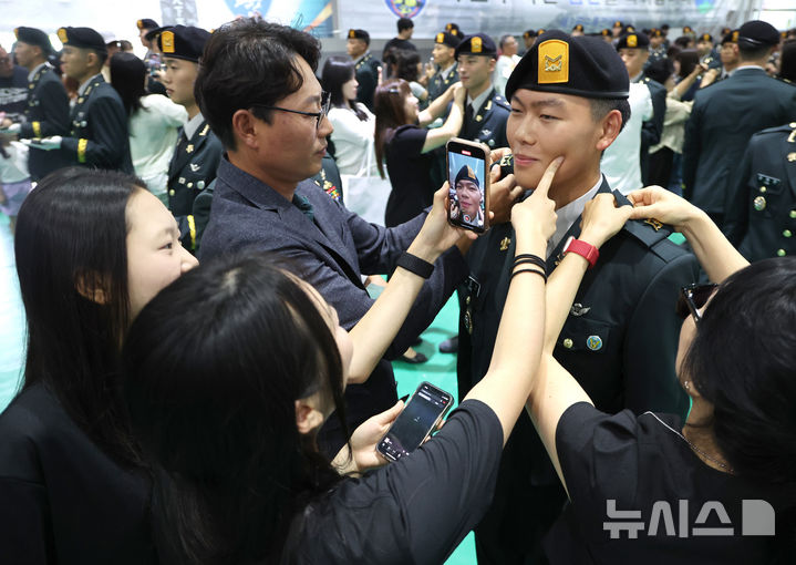 특전부사관 임관 축하하는 가족들
