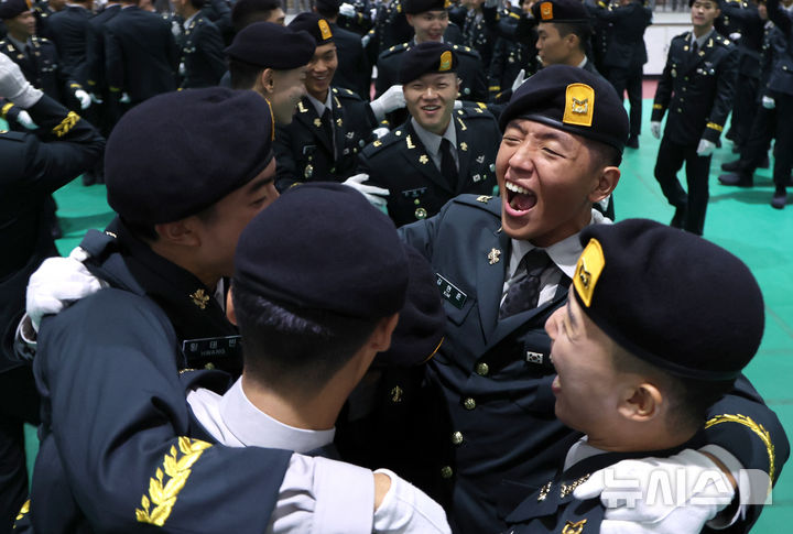 임관의 기쁨 나누는 신임 특전부사관들