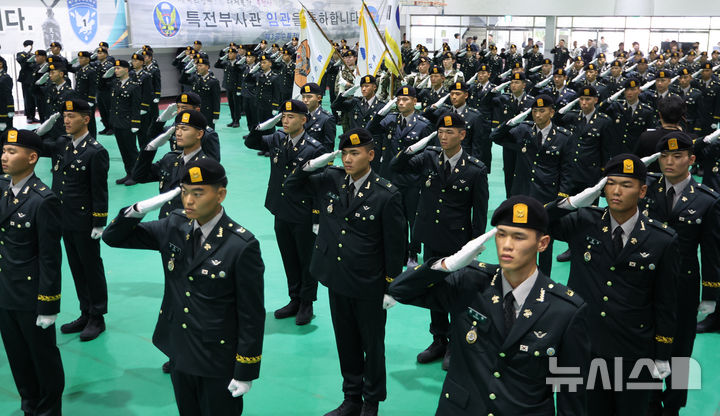 경례하는 신임 특전부사관들