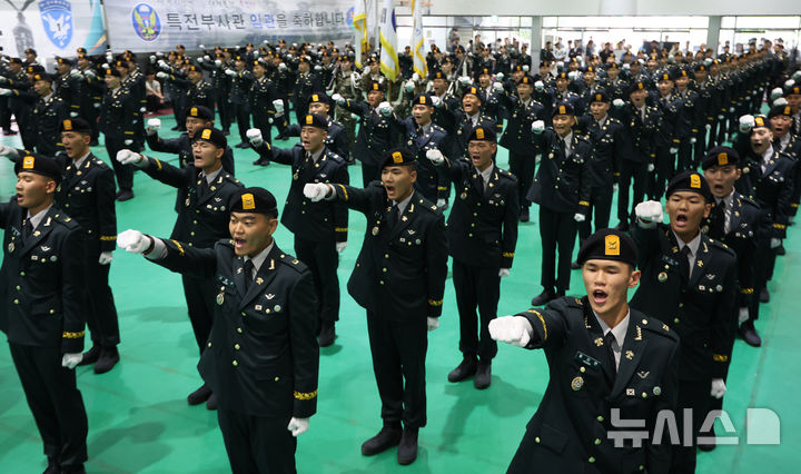 특전부대 신조제창하는 신임 특전부사관들