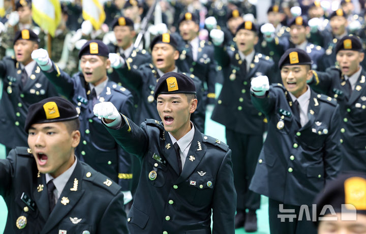 특전부대 신조제창하는 신임 특전부사관들