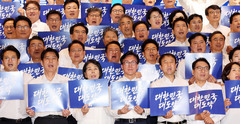 김민석, 정청래에게 감사패 수여…"민주당 발전 위해 앞장서"