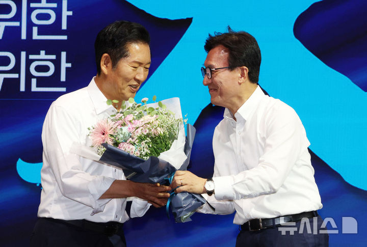 김민석, 정청래에 감사패 수여… "헌신과 노고 기려" [뉴시스Pic]