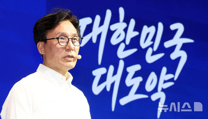 與 지지율 30%대로 하락…김민석, 외연확장·내부화합 '두 마리 토끼' 잡을까