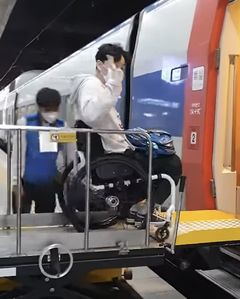 박위, KTX CCTV 공개 논란 속 과거 탑승 영상 어땠나