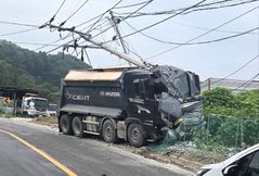 충주서 채석장 덤프트럭이 전신주 충돌…산정마을 정전