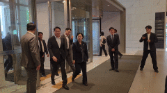 한성숙 총리 만난 최태원 회장 "규제만 없애선 한계, 사회문제 근본원인 해결해야"