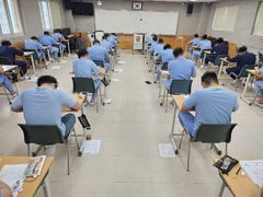 '교도소 내 학교' 만델라 소년학교 수용자들, 전원 검정고시 합격