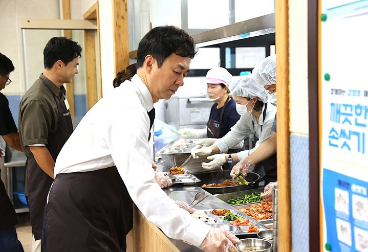 원주시의회, 밥상공동체서 급식 봉사…"시민 삶 가까이"
