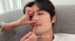 기성용, 초점 잃은 눈빛으로 육아 "누가 이런 화장을"