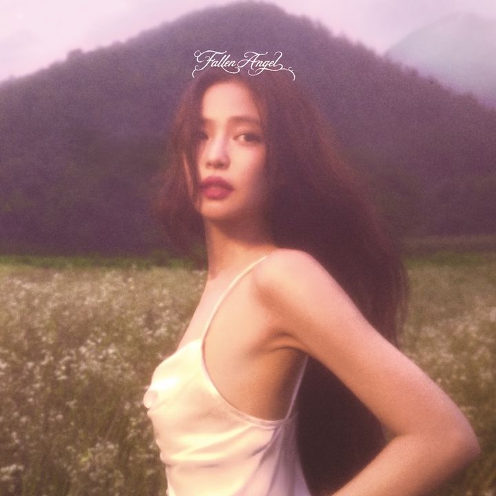 화려함 너머의 자아 응시…제니, 미니멀 사운드 '폴른 엔젤'