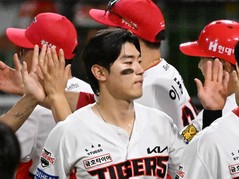 경기 승리하고 하이파이브 하는 KIA 김도영