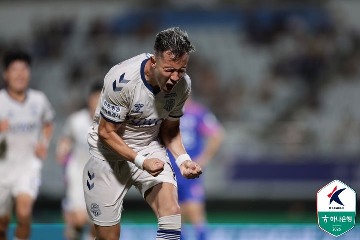 K리그2 수원FC, 부산 2-1 제압…선두 수원과 승점 4점차