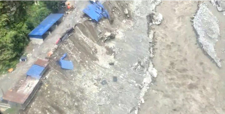 "뛰어, 지금 안 가면 죽어"…코브라처럼 덮친 18m 물벽, 네팔 홍수 목격담