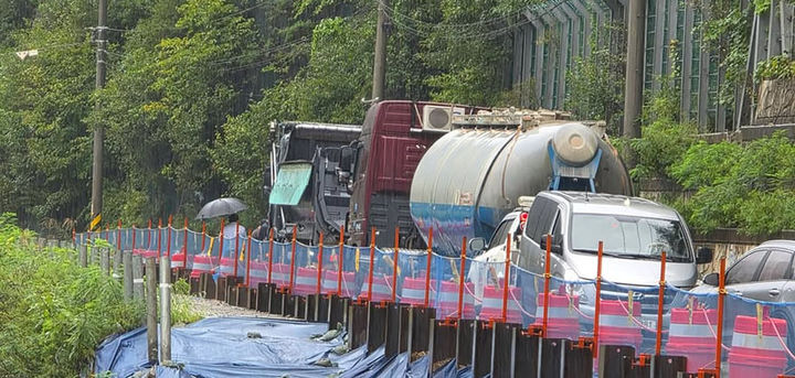 정선 59번 국도 덤프트럭 고장…1시간가량 극심한 정체