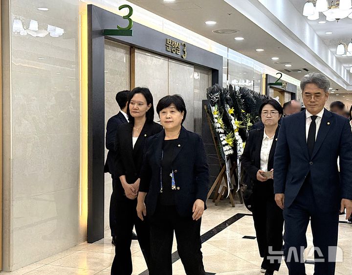 서영교 법사위원장, 조희대 대법원장 부친 빈소 조문…"위로의 말씀 드렸다"