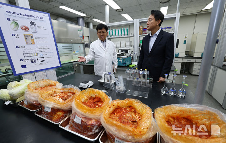 오세훈 시장, 중국산 배추 포름알데히드 검사 현장 점검 [뉴시스Pic]