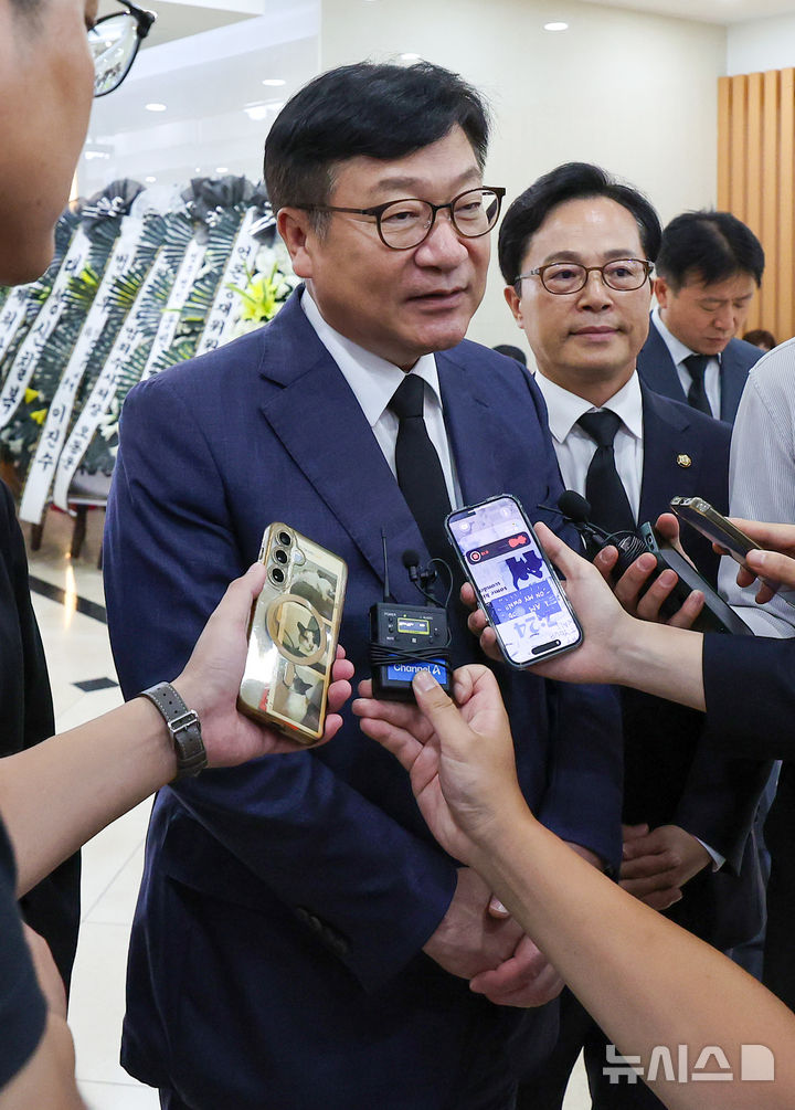정점식 국힘 원내대표, 조희대 대법원장 부친 빈소 조문…"어려운 시기에 또 큰일"
