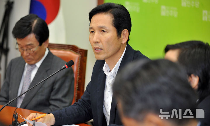 방음벽 공사 로비 대가로 수억 뒷돈…우제창 전 의원, 징역 4년 확정