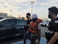 부산 앞바다 전복 예인선서 생존한 인니 선원 "요리하다 탈출"
