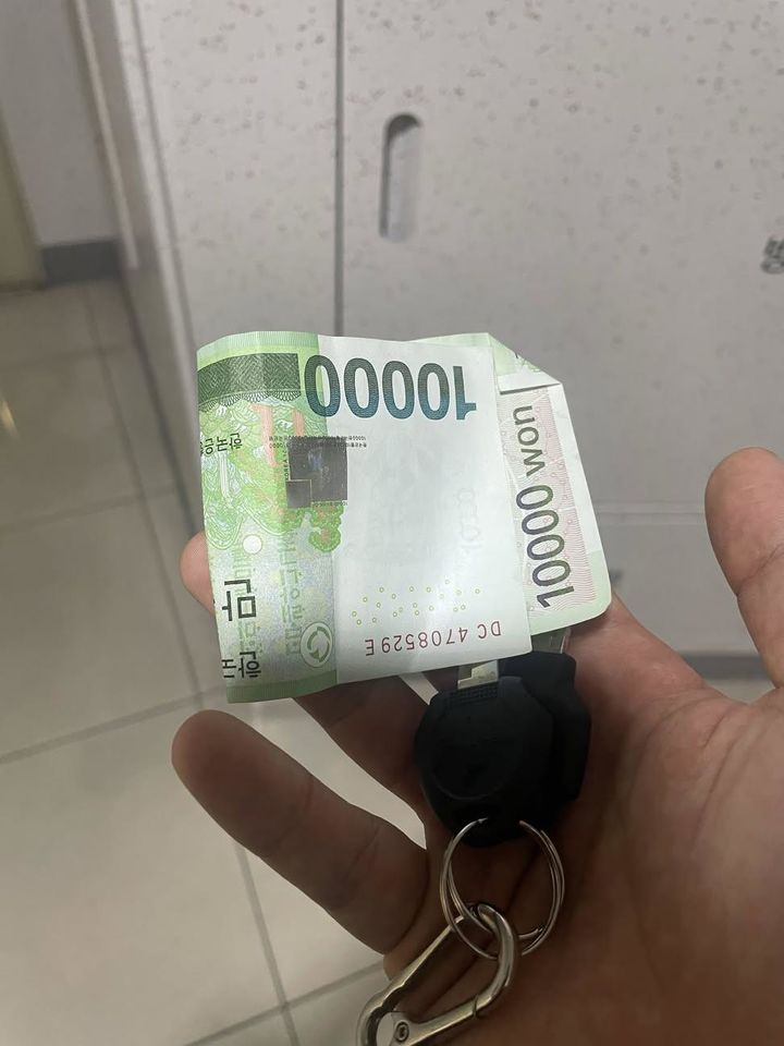 빗길에 넘어져 음식 쏟았는데…"아들 같다" 용돈 건넨 손님, 배달 기사 '울컥'
