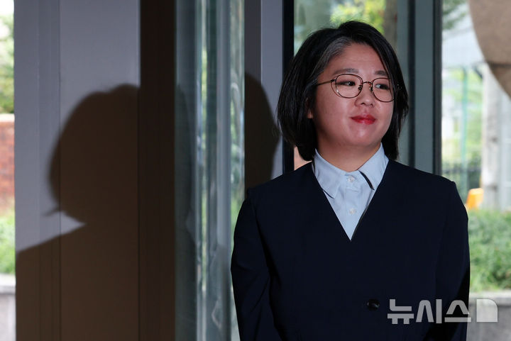 첫 출근 용혜인, 의원직 사퇴 질문에 "청문회 잘 준비하겠다" [뉴시스Pic]