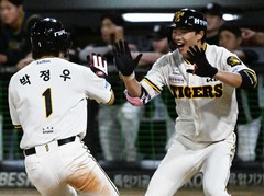 하이파이브 하는 KIA 박정우-박재현