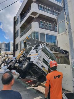 부산 주택가서 건물도색 3.5t 고소작업차 전도…3명 부상