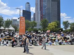 "아침부터 서둘렀어요"…불꽃축제 명당 선점 경쟁 '후끈'[현장]