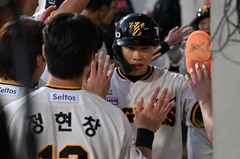 홈인 박재현, 동료들과 인사