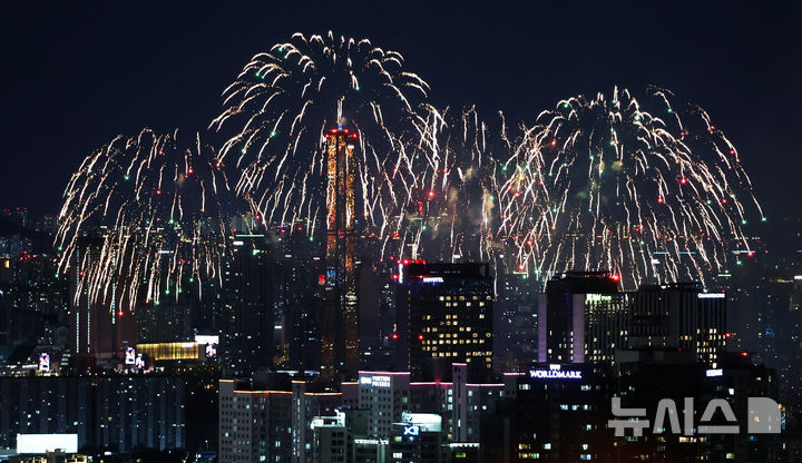 서울 밤하늘 수놓은 '서울세계불꽃축제 2026' [뉴시스Pic]