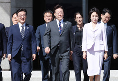 공군 1호기 향하며 김민석 대표와 대화하는 이재명 대통령