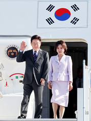 프랑스 니스 도착한 이재명 대통령 부부