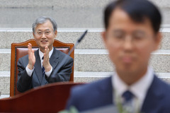 박수치는 조희대 대법원장
